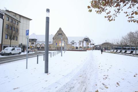 Schnee am Wormser Bahnhofsvorplatz. Hier soll der Verkehr neu geordnet werden, damit Busse Vorrang haben.