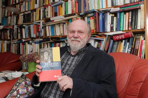 Volker Gallé zeigt sein neues Buch „Worms. Stadt der Geschichten“. Foto: pakalski-press/Ben Pakalski