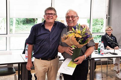 Der scheidende Vorsitzende Ulrich Granseyer (l.) ehrte Wilfried Noll für 40 Jahre Vereinszugehörigkeit. Foto: Lebenshilfe