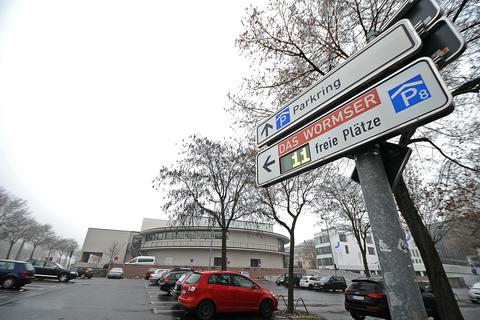„EWR-Parkplatz“ nennen die Wormser die Fläche an der Andreasstraße, auf der ein Hotel gebaut werden soll. Jedenfalls irgendwann einmal.   Archivfoto: BK/Ben Pakalski