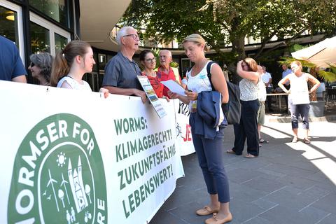 Die Aktivisten übergeben ihren Forderungskatalog an Bürgermeisterin Stephanie Lohr.  Foto: pakalski-press/Ben Pakalski