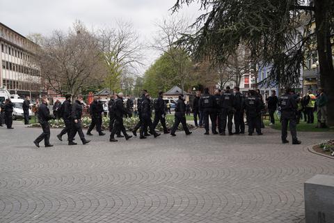 Ein Großaufgebot der Polizei löst die Versammlung auf dem Lutherplatz auf.  Foto: pakalski-press/Boris Korpak