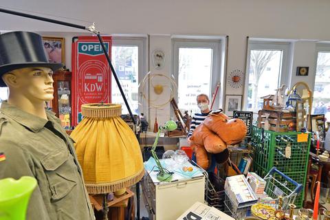 Ein buntes Potpourri: Betreiberin Silke Schulz inmitten ihrer im „Kaufhaus der Wiederkehr“ angebotenen Ware. Foto: pakalski-press/Ben Pakalski