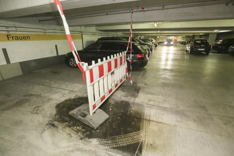 Die „Tropfsteinhöhle“ an ihrem letzten Tag: viele geparkte Autos und von der Schließung überraschte Autofahrer.          Foto: pakalski-press / Andreas Stumpf