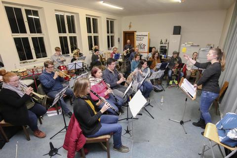 Die Heppenheimer Eisbachmusikanten unter der Leitung von Sandra Wippenbeck (r.) bei der Probe. Was fehlt, sind hohe Blechbläser. © pakalski-press/Andreas Stumpf