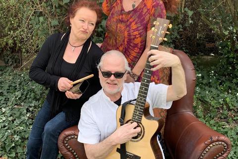 Die Musiker Lorna Dooley (Mitte), Monika Ackermann und Rolf Bachmann haben die CD „Lomoro“ herausgebracht – eine musikalische Reise in die Vergangenheit und gleichzeitig ein Blick in die Zukunft. Foto: Lomoro