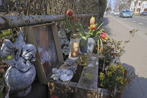 Acht Monate nach dem tödlichen Unfall steht die Gedenkstätte in der Wormser Ludwigstraße noch immer. Die Anwohner tauschen regelmäßig die Blumen aus und räumen auf.