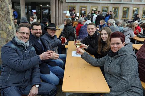 Anstoßen rund um den Siegfriedbrunnen: Am 25. Februar starten die Marktwinzer wieder in die Saison und ergänzen den Wormser Wochenmarkt. 