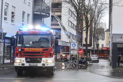Einsatz mit Drehleiter: Keine Verletzten gab es bei einem Brand in einem Mehrfamilienhaus in der Renzstraße. Die Wohnung im vierten Stock ist aber unbewohnbar. Foto: pp/Stumpf