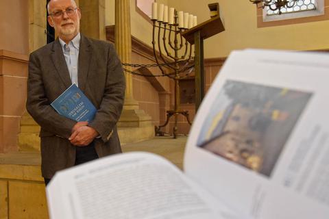 In der Synagoge hat der Judaist Karl E. Grözinger sein Buch„Jerusalem am Rhein – Jüdische Geschichten aus Speyer, Worms und Mainz“ vorgestellt. Foto: photoagenten/Alessandro Balzarin