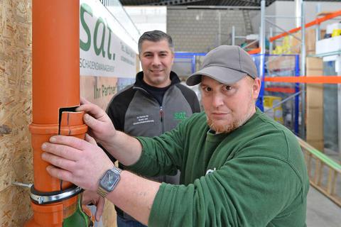 Geschäftsführer Efrem Önder (links) und Mitarbeiter Christian Frey wissen, wie man einen Wasserschaden anpacken muss. © pakalski-press/Ben Pakalski