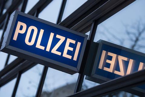 Am Montagabend wurde ein 51-Jähriger Mann wegen sexueller Belästigung am Wormser Bahnhofsvorplatz festgenommen. Symbolfoto: dpa