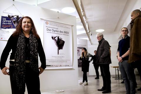 Mehr als 150-mal war die Wanderausstellung von Rechtsextremismus-Expertin Birgit Mair (l.) – hier in Darmstadt – bundesweit schon zu sehen. Mit zwei neuen Infotafeln zum Prozess-Urteil im Juli macht sie bald im Rathaus Station.Archivfoto: Andreas Kelm