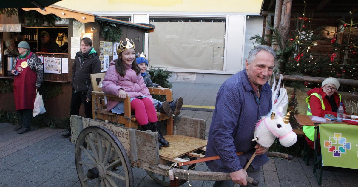 Kinder-erleben-Handwerkskunst-auf-Wormser-Weihnachtsmarkt