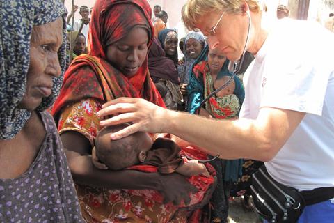 Tankred Stöbe bei einem Einsätz für „Ärzte ohne Grenzen“ in Somalia. Foto: dpa