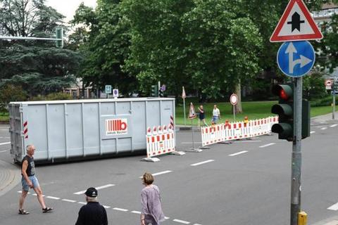 Der Aufbau der Sicherheitsvorkehrungen in Worms hat begonnen: Container stehen an der Ecke Lutherring/Kriemhildenstraße bereit. Foto: photoagenten / Ben Pakalski 