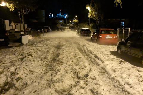 Sieht aus wie Schnee, ist aber Hagel: Eine Straße in Worms nach dem heftigen Unwetter am Dienstag, 12. September.
