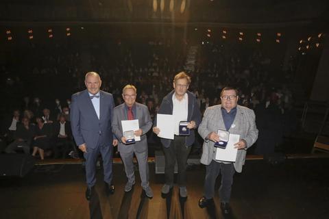 Oberbürgermeister Adolf Kessel (v.l.) hat Olaf Deichelmann, Karl-Wilhelm Krumm und Hermann Weber mit der Verdienstmedaille der Stadt ausgezeichnet. Foto: pakalski-press/Andreas Stumpf