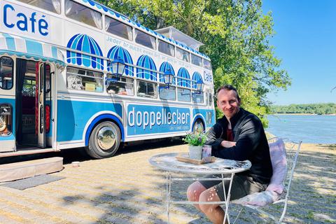 Michel Malcin ist mit seinem Genussbus "Doppellecker" unterwegs. Auf seiner Tour von Osnabrück nach Santiago de Compostela hat er auch in Worms Halt gemacht. 
