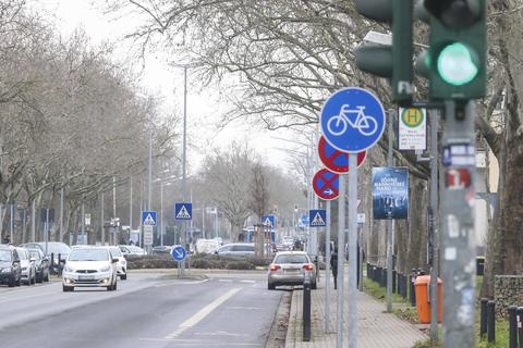 Trotz neuer Markierungen fÃ¼r den Radweg wird immer noch in der Von-Steuben-StraÃŸe oftmals verbotenerweise geparkt. Foto: pakalski-press/Andreas Stumpf