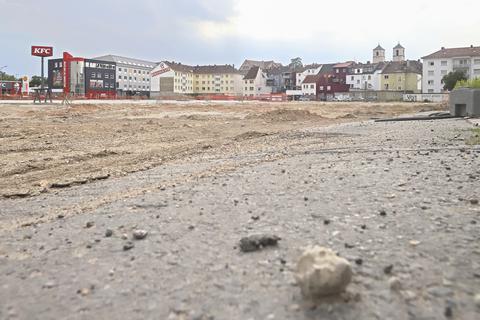 Seit fast zwei Jahren liegt die Fläche des einstigen Nibelungencenters völlig brach. Foto: pakalski-press/Andreas Stumpf