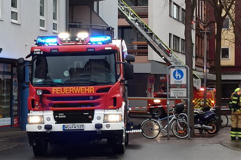 Dank einer aufmerksamen Nachbarin, konnte die Feuerwehr einen Brand in einem Wormser Mehrfamilienhaus schnell löschen.  Foto: Andreas Stumpf