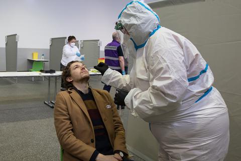 Wahlhelfer Benedict Schulz lässt sich als auf das Coronavirus testen. pakalski-press/Christine Dirigo