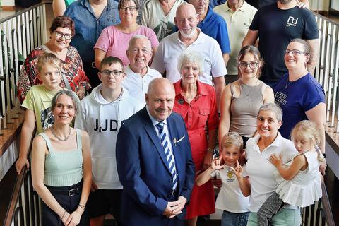 Adolf Kessel (vorne, Mitte), die Partnerschaftsbeauftragten für St Albans, Andrea Rastätter (vorne links), und für Auxerre, Dominique Franck (vorne rechts), und die Teilnehmer beider Delegationen freuen sich auf das Backfischfest. Foto: Stadtverwaltung
