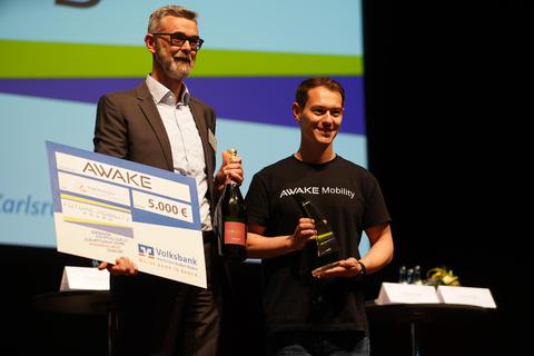 Daniel Tyoschitz (r.), CEO und Mitgründer von „AWAKE Mobility“ nimmt den „Future Mobility Award“ von Michael Kaiser, Direktor der Wirtschaftsförderung Karlsruhe, entgegen. Foto: David Gross, ae-network