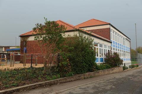 Seit August 2019 ist das ehemalige Gebäude der Klausenbergschule Abenheim aus Brandschutzgründen gesperrt.