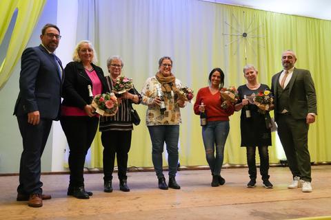 Beim Neujahrsempfang ehrte Ortsvorsteher Marco Fruci (re.) Abenheimer, die ukrainische Flüchtlinge aufgenommen haben (v.l.): Michael Roth, Nicole Roth, Annelise Weiler, Nicole Hemer, Yvonne Kehr und Manuela Wollsifer. Es fehlen Edith und Hans Julius, Familie Kron und Familie Ringwald. © pakalski-press/Boris Korpak