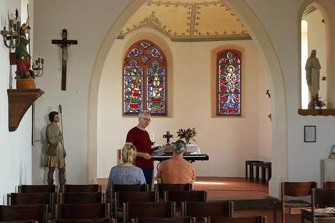 In der Abenheimer Klausenbergkapelle macht Stephan Lichtenfeld von Pfarrgemeinderat St. Bonifatius am Tag des offenen Denkmals Führungen.