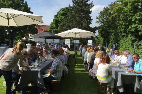 Die Abenheim Winzer bitten unter anderem beim Walking-Winedinner zu Tisch. Archivfoto: IG Abenheimer Winzer