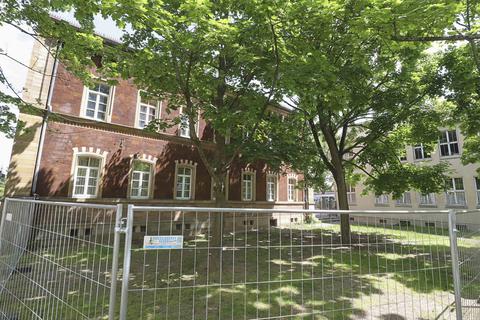 Der Schulhof der Wiesengrundschule in Heppenheim ist angrenzend an die Ortsverwaltung per Bauzaun erweitert worden. 