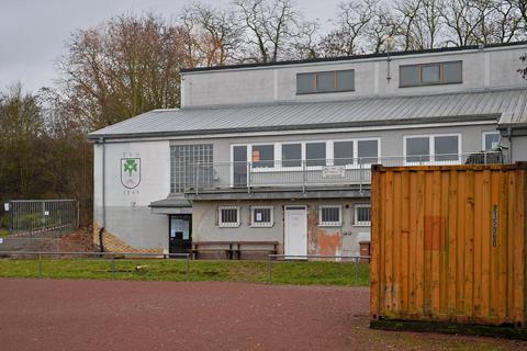 Das Vereinsheim der TSG Heppenheim hat’s nötig: Der Boden ist marode und im in die Jahre gekommenen Dach steckt viel Asbest. Foto: pakalski-press/Ben Pakalski
