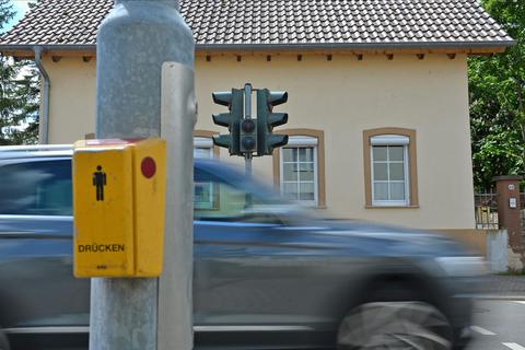 Die Fußgängerampel am Ortseingang von Heppenheim aus Richtung Offstein ist schon seit zwei Jahren außer Betrieb – eine Zukunft hat sie wohl nicht mehr. Foto: pakalski-press/Ben Pakalski