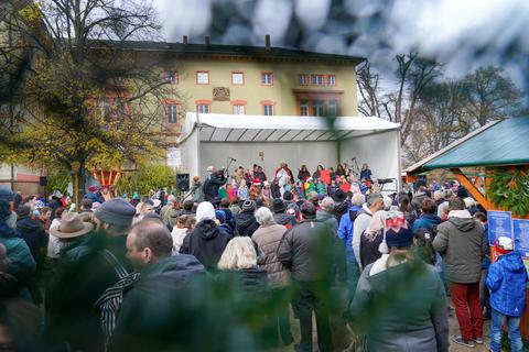 Schon bei der Eröffnung des Adventsmarktes in Herrnsheim mit Thomas Schäfer (Nikolaus) und dem Katholischen Kindergarten St. Peter herrscht großer Andrang im Schlosshof. © Boris Korpak/pakalski-press