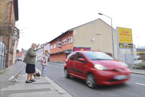 Der Ortsbeirat in Hochheim möchte zur Sicherheit der Fußgänger in der Binger Straße in Höhe des Netto-Marktes einen Fußgängerüberweg einrichten. Foto: BK/Andreas Stumpf