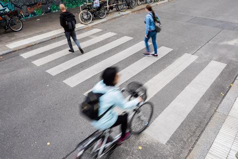 Fußgänger haben auf dem Zebrastreifen zwar in der Regel Vorrang, Blickkontakt mit Rad- oder Autofahrern schadet aber nicht.