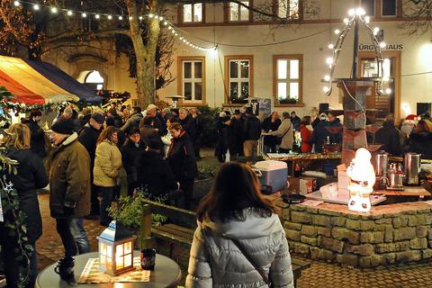 Auf dem Weihnachtsmarkt des Wormser Stadtteils sind die Glühweintassen in diesem Jahr für die Besucher besonders verlockend.