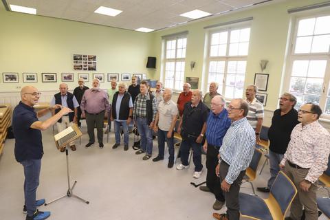 Die Chorgemeinschaft 2012 aus Horchheim und der Gesangsverein Liederkranz Weinsheim bei der gemeinsamen Probe mit Chorleiter Thomas Kulzer.