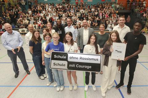 Die gesamte Schülerschaft feiert die offizielle Ernennung als „Schule ohne Rassismus“. Foto: pakalski-press/Andreas Stumpf