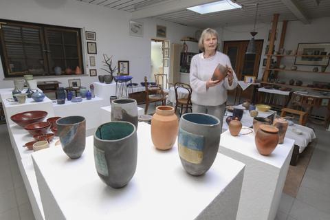 Nach mehr als 30 Jahren gibt die Keramikkünstlerin Heide Jordan-Konrad aus Horchheim ihr Atelier auf. Anlässlich der Auflösung veranstaltet sie am Wochenende eine Ausstellung. Foto: pp/Andreas Stumpf