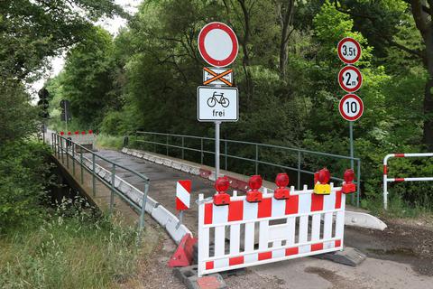 Seit September 2021 war die Brücke in der Enzingerstraße für Fahrzeuge über 3,5 Tonnen gesperrt. Nun ist sie nur noch für Radfahrer und Fußgänger offen. Foto: pakalski-press/Christine Dirigo