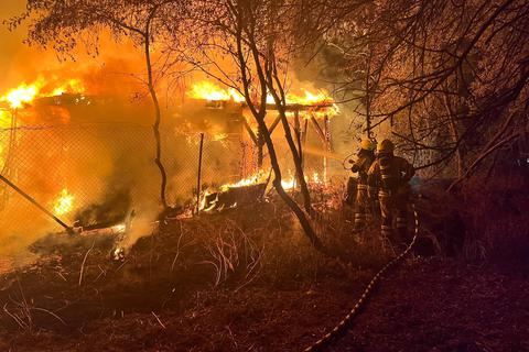 Bei Eintreffen der Feuerwehr stand das Gartenhaus in der Nievergoltstraße bereits voll in Flammen.    Foto: Stadt Worms
