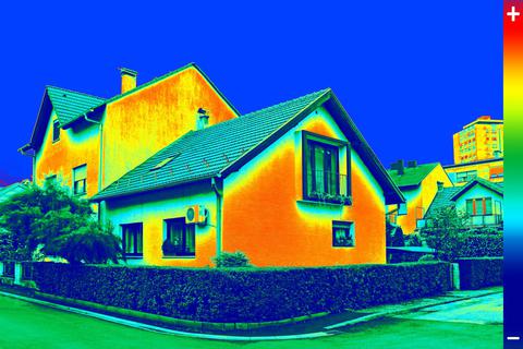 Was sagt ein Wärmebild über den Energieverlust eines Gebäudes aus? Beim digitalen Thermografie-Spaziergang erfahren die Teilnehmer, was es mit den Farben auf sich hat. Foto: smuki - stock.adobe