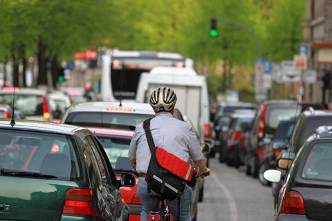 Immer mehr Verkehrsteilnehmer und größere Fahrzeuge lassen die Nerven im Straßenverkehr gelegentlich blank liegen.