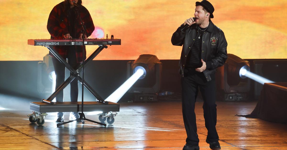 Tausende-feiern-bei-ZDF-Silvestershow-im-Hamburger-Hafen