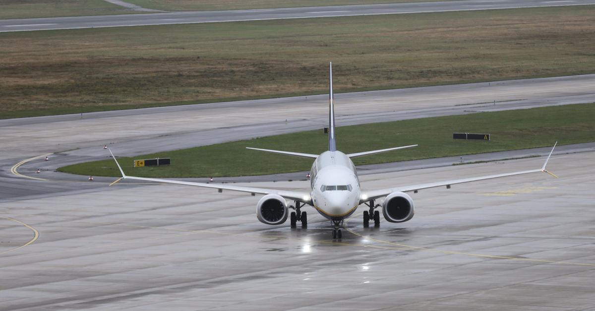 Flughafen-K-ln-Bonn-Erneut-Passagiere-auf-Flugfeld