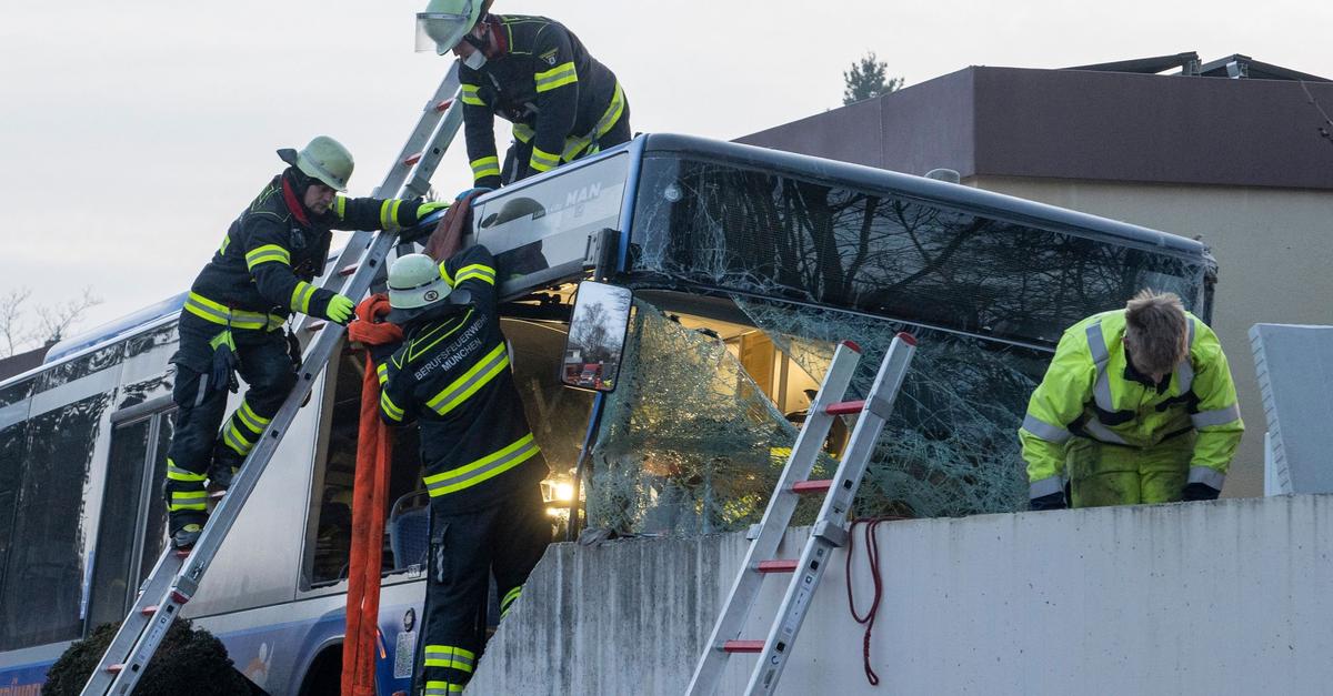 Bus-kracht-gegen-Hauswand-13-j-hriges-M-dchen-stirbt